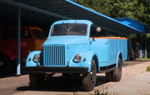 Read more about the article Советский кабриолет на шасси грузовика – зато простой и многоместный