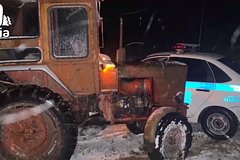 Read more about the article Россиянин устроил погоню от полиции на тракторе и протаранил служебную машину